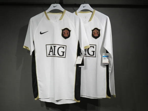 Manchester United Away Kit Retro 06-07 - Image 6